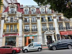 Продается 3-х комнатная квартира, площадью 94 м2 в клубном доме в Старом Городе, Батуми — 2+1 комн.