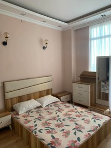 квартира с отдельной светлой спальней в центре, Батуми — 1+1 комн.