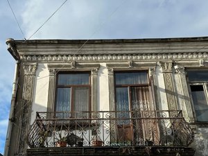Продается просторная 3-комнатная квартира на улице Островского в Батуми, Батуми — 2+1 комн.