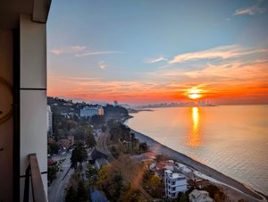 Продаётся 3-комнатная квартира с панорамным видом на море в Махинджаури, Батуми — 2+1 комн.